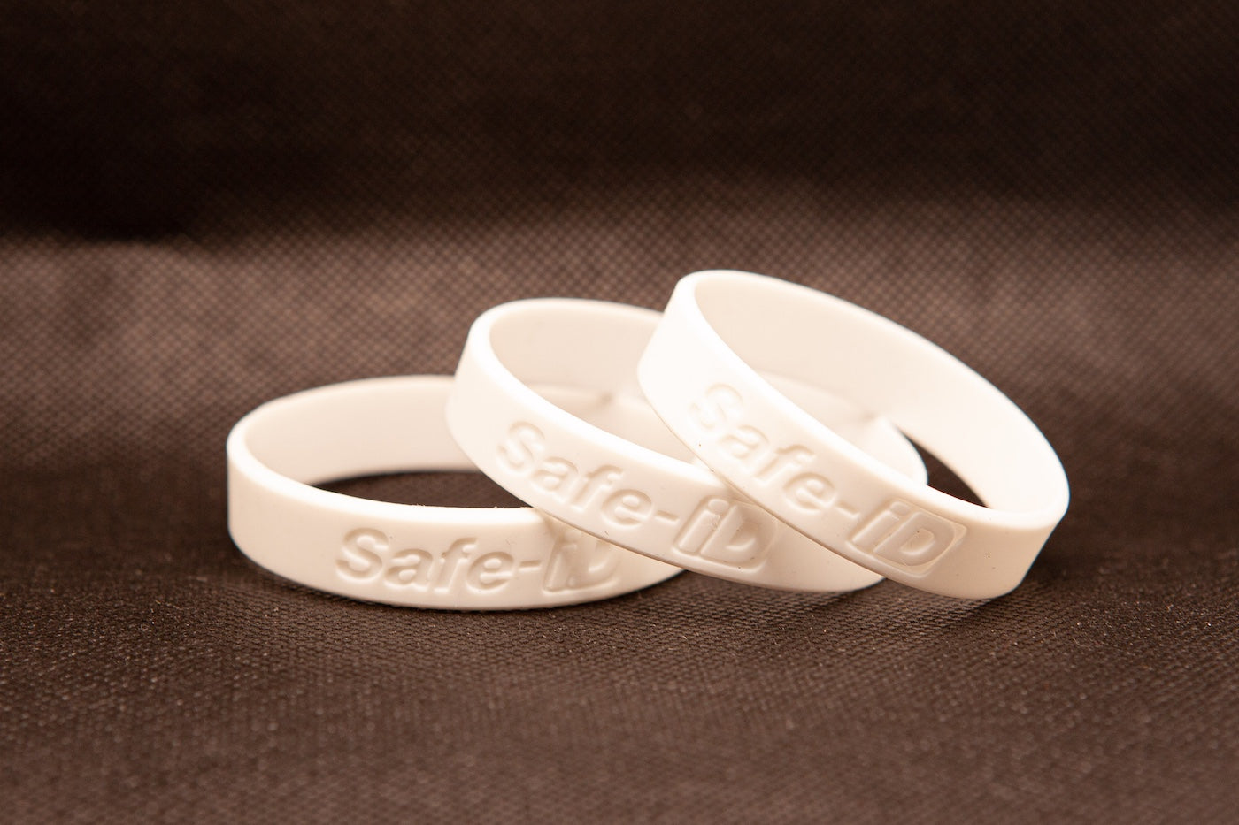 Info-Armband - grauer iD-Tag mit weißem Armband