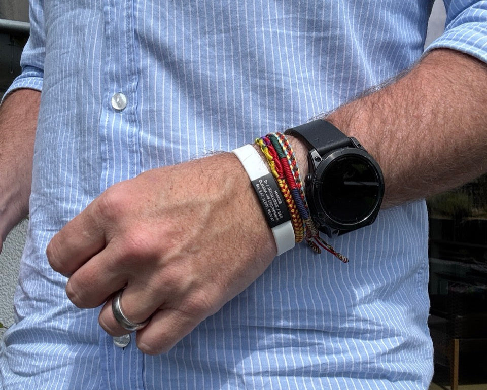 Info-Armband - schwarzer iD-Tag mit weißem Armband