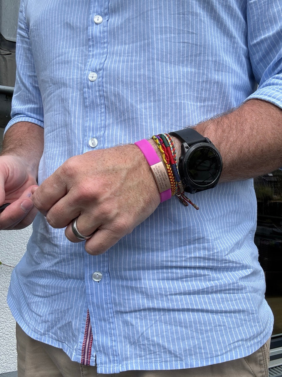 Info-Armband - rosé-goldfarbener iD-Tag mit pinkem Armband