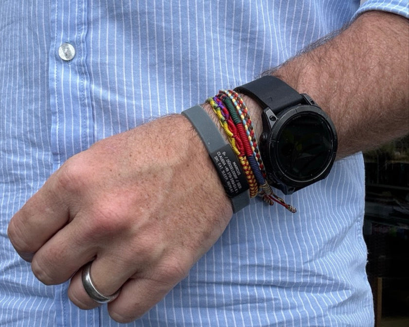 Info-Armband - schwarzes iD-Tag mit grauem Armband