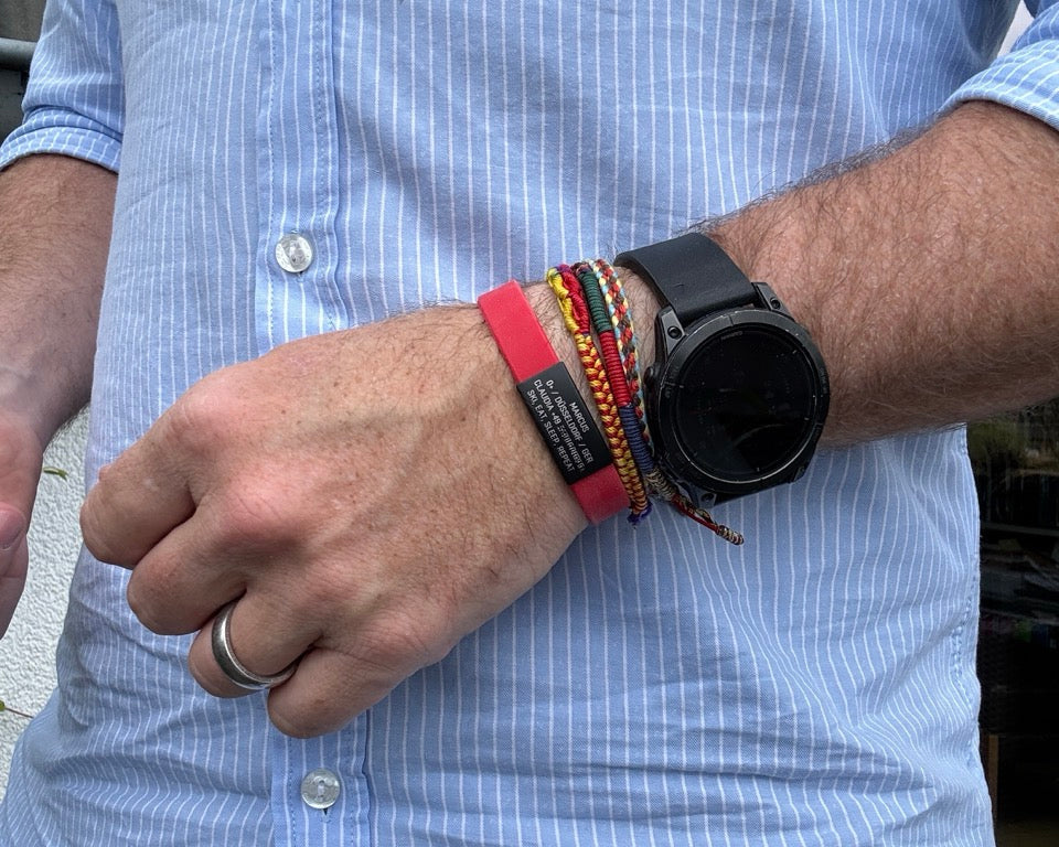 SOS-Info Armband - schwarzer iD-Tag mit rotem Armband