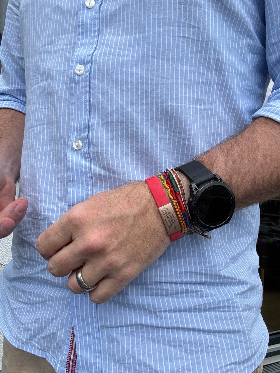 Info-Armband - rosé-goldfarbener iD-Tag mit rotem Armband