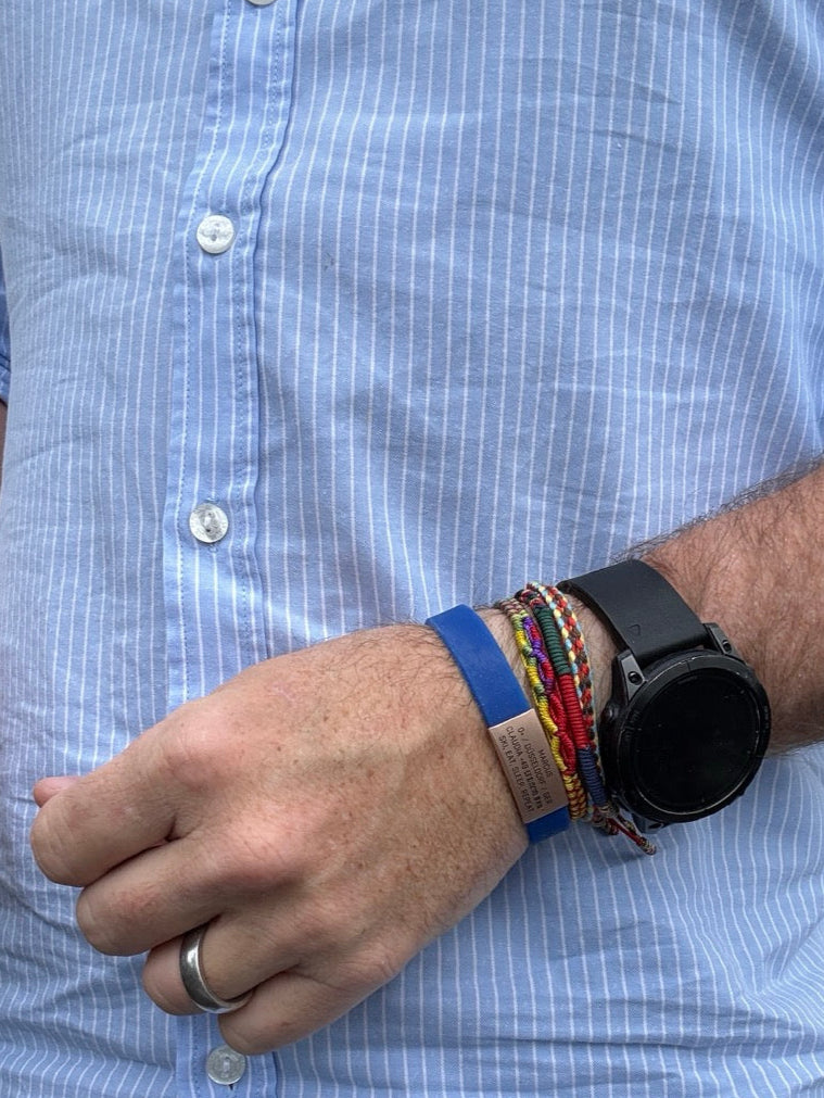 Info-Armband - rosé-goldfarbener iD-Tag mit blauem Armband