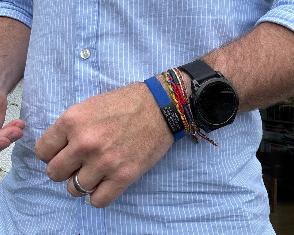 SOS-Info Armband - schwarzer iD-Tag mit blauem Armband