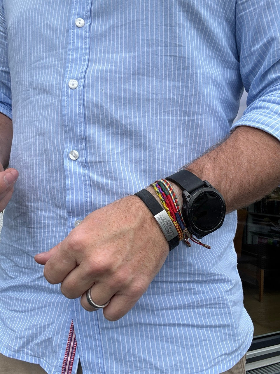 Info-Armband - grauer iD-Tag mit schwarzem Armband