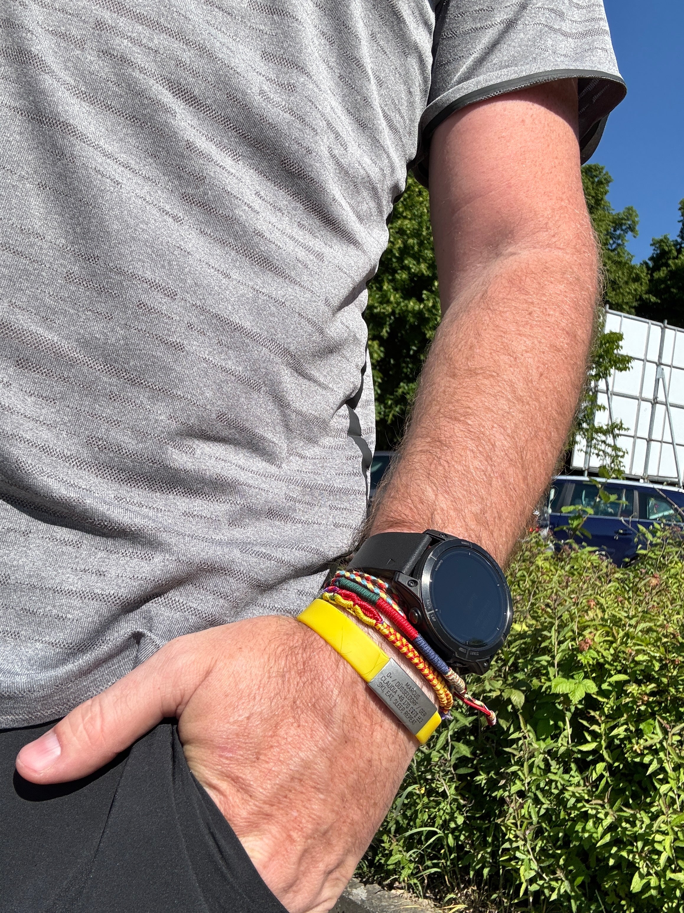 Info-Armband - grauer iD-Tag mit gelbem Armband