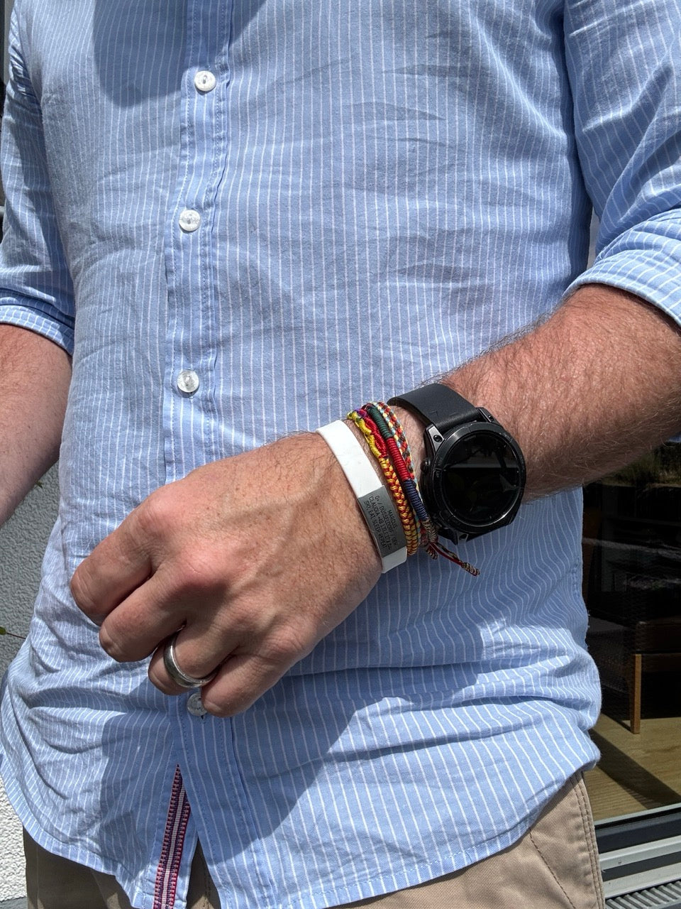SOS Notfallarmband - grauer iD-Tag mit weißem Armband
