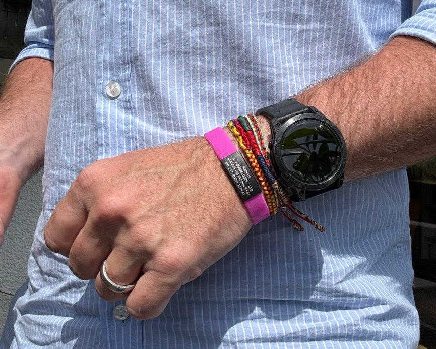 SOS Notfallarmband - schwarzer iD-Tag mit pinkem Armband