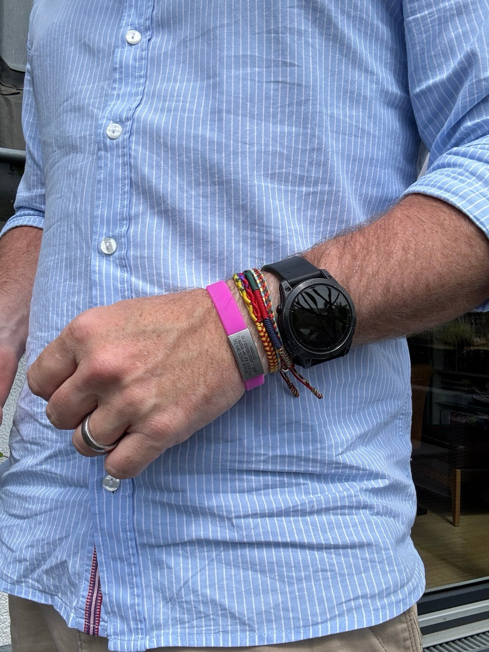 SOS Notfallarmband - grauer iD-Tag mit pinkem Armband